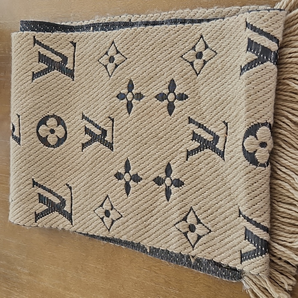 GORGEOUS LOUIS VUITTON LONG MONOGRAM WOOL BLEND SCARF - Picture 8 of 16